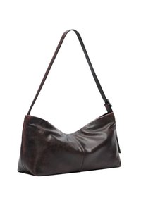 Borsa a spalla in pelle marrone con una silhouette curva, tracolla sottile regolabile e una texture sottile. Presenta un design minimalista e nessun hardware visibile.