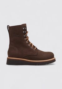 Botas de combate de cuero marrón con punta redondeada, diseño de cordones, ojales de metal y suela de goma texturizada. Costuras contrastantes a lo largo de la entresuela.