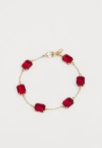 Pulsera de cadena en tono dorado con seis piedras rectangulares rojas colocadas en engastes de garras, con un cierre de langosta.