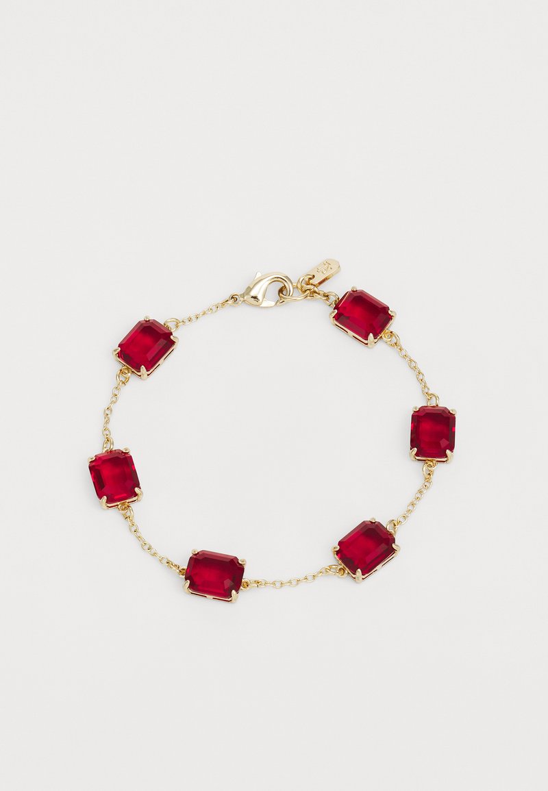 Pulsera de cadena en tono dorado con seis piedras rectangulares rojas colocadas en engastes de garras, con un cierre de langosta.