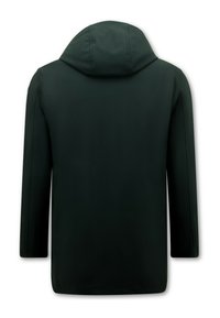 Donkergroene jas met capuchon, gladde textuur, lange mouwen en zonder zichtbare sluitingen of patronen. Achteraanzicht weergegeven.