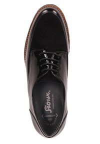 Černé kožené společenské boty s lesklým povrchem, kulatou špičkou, šněrovacím designem a texturovanými detaily. Mají polstrovanou stélku.