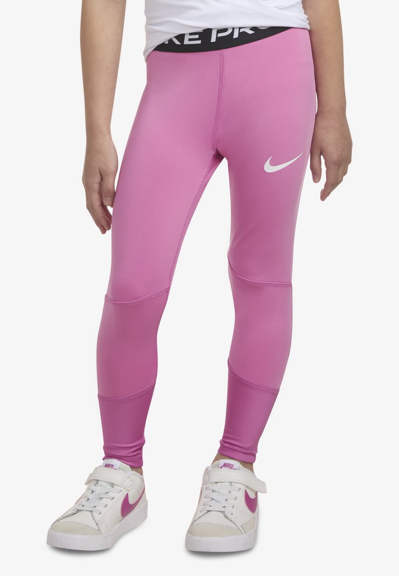 Leggings rosa elasticizzati con una cintura nera spessa recante la dicitura "NIKE PRO" e il logo Nike bianco. Texture liscia e design aderente.