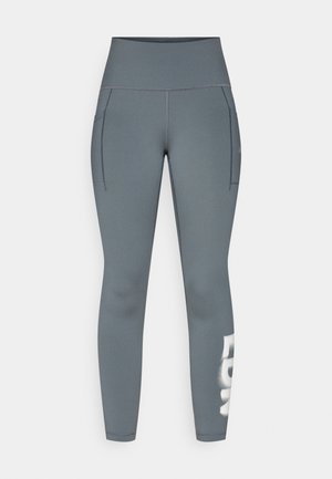 Grå treningsleggings laget av de stretchy materialer. Høy midje med sidelommer og hvit trykt logo detalj på underbenet.