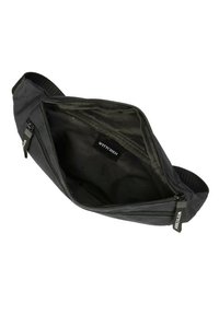 Bolso de cintura de tela negra con dos aberturas con cremallera, que muestra un interior suave y una etiqueta de la marca. Correa ajustable adjunta.