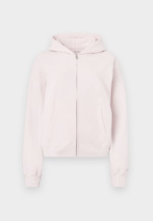 Ljusrosa zip-up hoodie med framfickor, ribbade ärmmuddar och huva, visad mot en vit bakgrund.