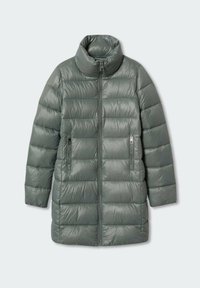 Steppjacke in gedämpftem Grün mit hohem Kragen, Frontreißverschluss und zwei seitlichen Reißverschlusstaschen. Glatte, glänzende Textur mit gestepptem Design.