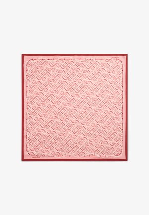 Pañuelo cuadrado de seda con un patrón geométrico rojo repetitivo y un borde rojo sólido sobre un fondo rosa claro.