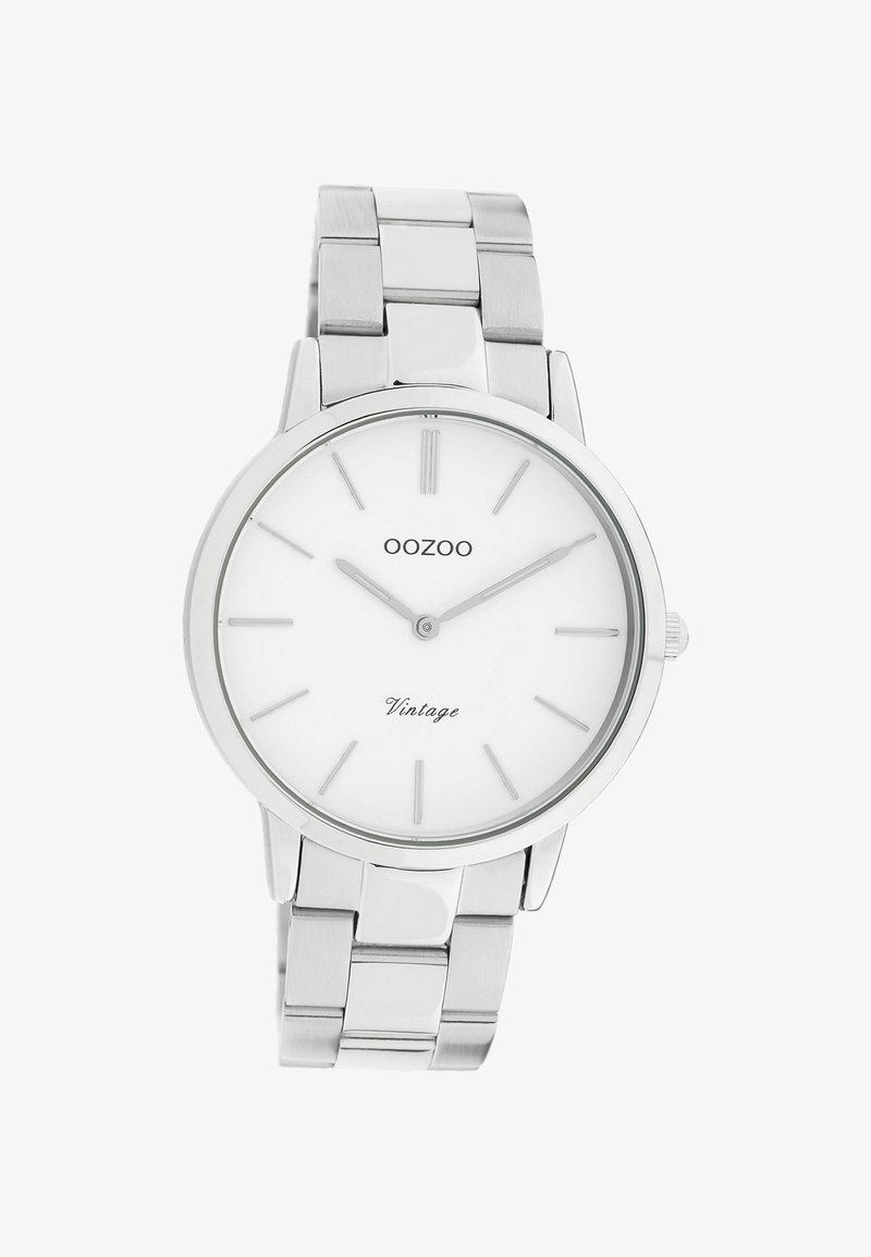 Montre-bracelet en métal argenté avec cadran rond blanc, marqueurs horaires minimalistes et deux aiguilles indiquant l'heure 10:10, marque OOZOO Vintage.