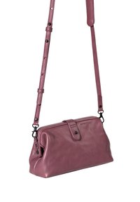 Borsa in pelle viola con forma strutturata, chiusura a patta superiore e tracolla regolabile. Presenta una texture liscia e dettagli in metallo nero.