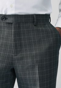 Next REGULAR FIT - TAILORED FIT TRIMMED CHECK  - Oblekové kalhoty - charcoal grey