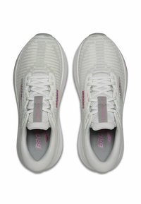 Scarpe da ginnastica bianche con tomaia in maglia testurizzata, dettagli rosa e lacci bianchi. Presentano una suola ammortizzata e un tallone rinforzato.