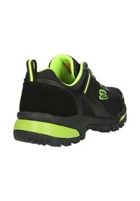 Scarpa sportiva nera con accenti verde neon, dotata di una tomaia in mesh testurizzato, collo imbottito e una suola in gomma spessa con scanalature.