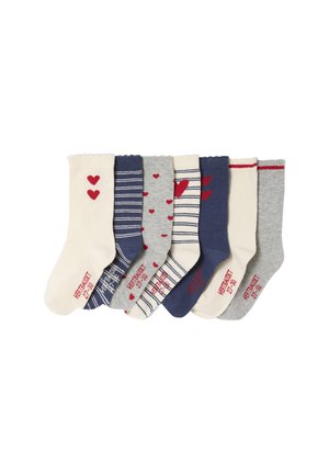 Sieben Paare Kindersocken in Weiß, Blau und Grau mit Herz- und Streifenmustern, nebeneinander angeordnet.