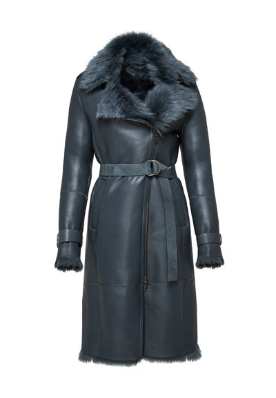 Nahkaviitta tummansinisellä värillä, jossa on turkiskoristeinen kaulus, vyötärölle sidottu vyö ja hihansuut korostavat yksityiskohdat. Varustettu vetoketjulla edessä ja kahdella sivutaskulla.