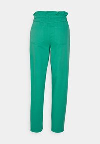 Calças verdes de cintura alta com um cós franzido. Apresenta dois bolsos traseiros e um corte reto. Textura suave e cor sólida.