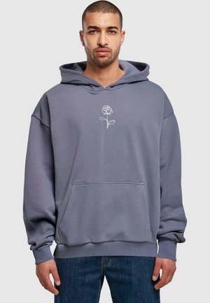 Grå hoodie med en frontlomme og snor i hætten. Har et hvidt broderet rosenmotiv på brystet. lavet af blødt stof.