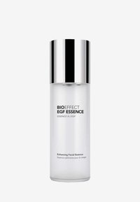 Bouteille en verre transparent avec un capuchon en argent, étiquetée "BIOEFFECT EGF ESSENCE", contenant un liquide clair pour l'amélioration du visage.