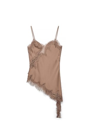 Satynowa beżowa sukienka na ramiączkach, z asymetrycznym dołem i delikatną koronkową lamówką wzdłuż dekoltu, boków i krawędzi.