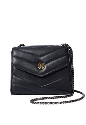 Sac bandoulière en cuir noir matelassé avec coutures en chevron, emblème logo doré sur le rabat et bandoulière chaîne en métal foncé.
