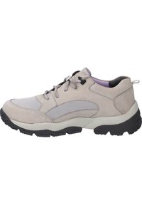 Jasnoszary but hikingowy wykonany z zamszu i siateczki, z gumową podeszwą, kontrastowymi czarnymi akcentami oraz sznurowaniem z fioletowymi detalami.