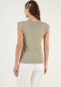 LELA CREW NECK - Top - olive