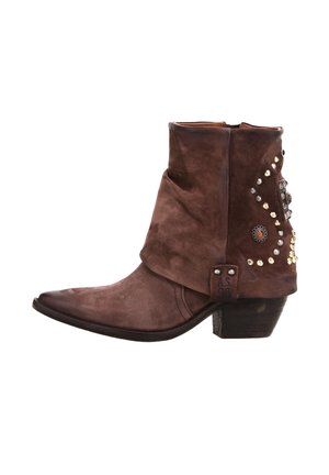 Stivaletto in suede marrone con albero piegato, borchie decorative, zip laterale e tacco a blocco, visto dal lato esterno.