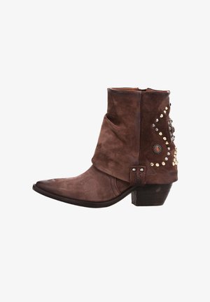 Stivaletto in suede marrone con albero piegato, borchie decorative, zip laterale e tacco a blocco, visto dal lato esterno.