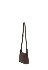 Borsa a spalla in pelle marrone scuro con texture liscia, forma rettangolare, tracolla regolabile e dettagli decorativi intrecciati.
