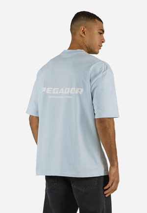 Pegador COLNE LOGO - Nyomott mintás póló - washed dream blue/white