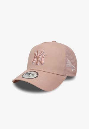 Casquette de baseball New York Yankees rose clair avec dos en mesh et sangle ajustable, affichant le logo avant et l'autocollant New Era sur la visière.