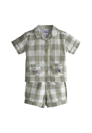 Completo per bambini con camicia a maniche corte con bottoni e pantaloncini a quadretti beige e bianchi con ricamo di trattore sulle tasche frontali.