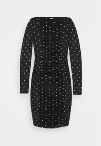 Schwarzes Kleid mit langen Ärmeln, das weiße Punkten und eine geraffte Textur entlang der Mitte aufweist, die eine taillierte Silhouette betont.