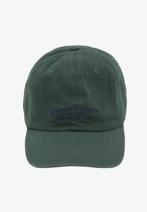 Tmavozelená bavlnená šiltovka s nastaviteľným popruhom, na ktorej je vyšitý text: "Monterey County, CA 1850 Mountain Club" v námorníckej modrej farbe.