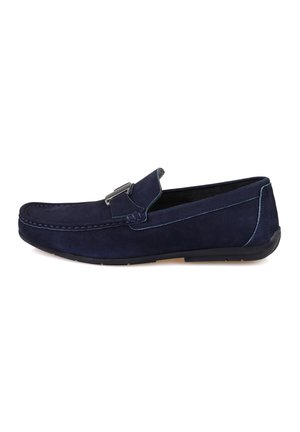 Marine blauwe suède loafers met een decoratieve band en gesp, gestikte details en een zwarte rubberen zool voor duurzaamheid.