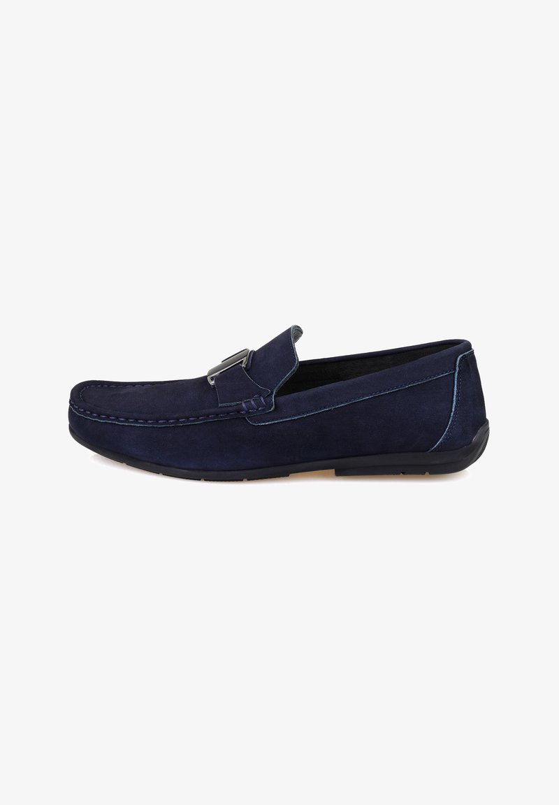 Dunkelblaue Wildleder-Loafer mit einem dekorativen Riemen und Schnalle, gesteppten Details und einer schwarzen Gummisohle für Langlebigkeit.