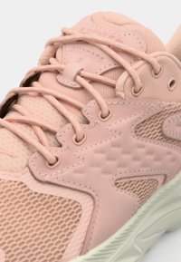 Shoe sportiv roz deschis, realizat din materiale din plasă și sintetice, cu suprapuneri texturate și șiruri de culoare tonică; talpă rotundă cu un model subtil de profil.