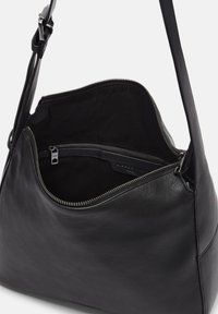 Borsa a tracolla in pelle nera con una texture morbida, apertura con cerniera e tasca interna. Presenta un design elegante e una tracolla regolabile.