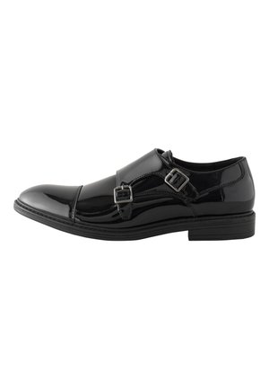 Pantof bărbătesc elegant, din piele lac neagră, cu două catarame tip monk strap și toc joase, văzut din partea dreaptă.
