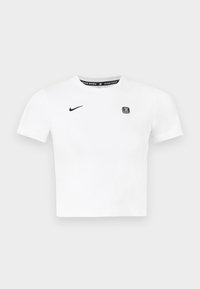 Balta īsās piedurknes T-kreklā ar apaļu kakla izgriezumu, melnā Nike logo kreisajā krūtī un grafisku etiķeti kakla iekšpusē.