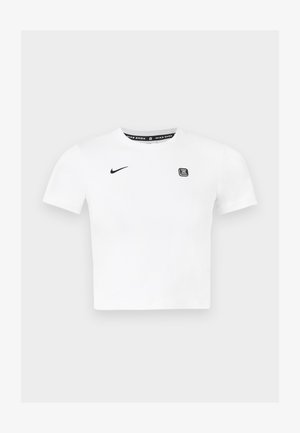 Camiseta blanca de manga corta con cuello redondo, logo negro de Nike en el lado izquierdo del pecho y una etiqueta gráfica en el interior del cuello.
