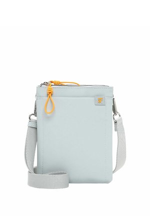 Jasnoszara torebka na ramię z regulowanym paskiem, przednią kieszenią, zapięciem na zamek błyskawiczny i pomarańczowym suwakiem na białym tle.