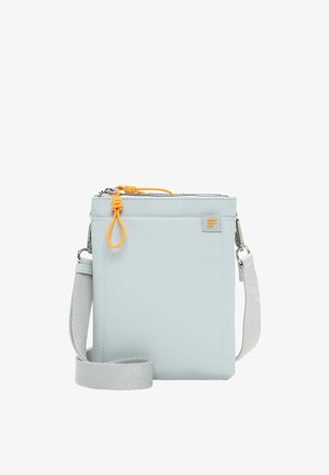 Bolso bandolera gris claro con correa ajustable, bolsillo delantero, cierre de cremallera y tirador de cremallera naranja sobre fondo blanco.