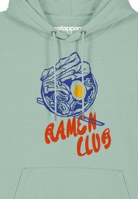 Mintgroene hoodie met een grafiek van een kom ramen met blauwe omtrek, een geel ei en rode tekst "RAMEN CLUB". Touwtjes met zilveren uiteinden.
