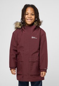 Bordeauxfarbene wasserdichte Jacke mit einer fellgefütterten Kapuze, Knopftaschen und elastischen Bündchen. Verfügt über ein Logo auf der Brust. Glatte Textur.