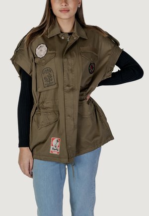 Gilet oversize verde oliva con dettagli in patchwork, maniche corte, tasche frontali e vita regolabile con coulisse.