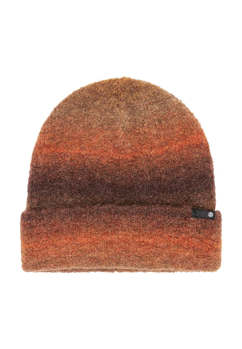 Bonnet tricoté avec un dégradé marron et orange, en tissu moelleux texturé et avec un revers, arborant une petite étiquette en tissu noir sur le côté.