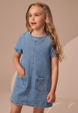 Blaues Jeanskleid mit kurzen Ärmeln, rundem Ausschnitt, zwei aufgesetzten Taschen und kontrastierenden Nähtelementen. Glatte Textur mit lässiger Passform.