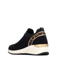 Zapatillas negras tipo slip-on con parte superior texturizada, tacón con detalles dorados y estampado de leopardo en el costado. Suela acolchada para mayor comodidad.