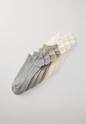 Pacote de oito meias de tornozelo em várias cores: cinza claro, cinza escuro, verde oliva, bege e creme. Textura suave com discretos detalhes em canelado.